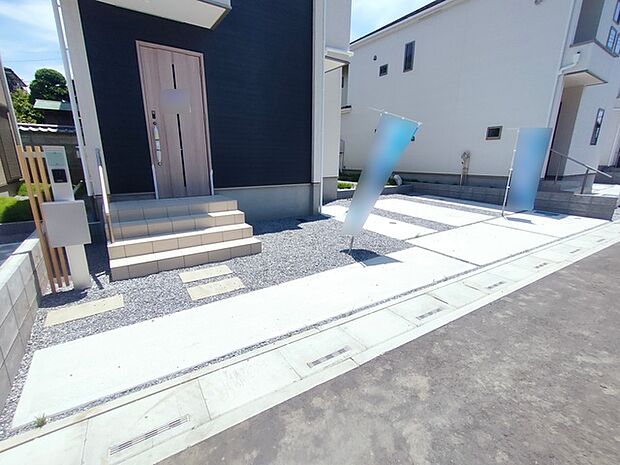 この扉を開けると、新築の木の匂いが待ってます。