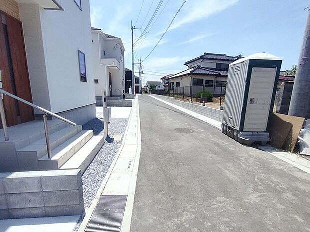 住民の方が主に利用する交通量少なめの道路に面してます。
