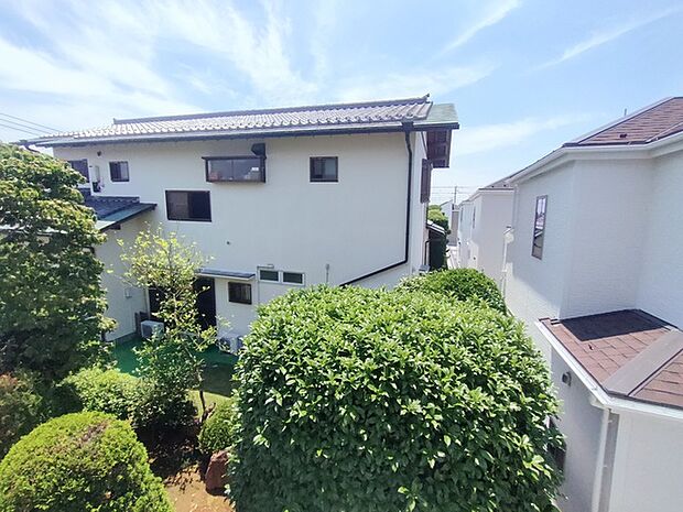 住宅街の中の一戸建て、あたりはほとんど住宅です。