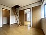 洋室：今からここを誰のお部屋にしようか、そんな洋室。大きさは6帖です。 小屋裏収納もあるので、要らなくなった荷物を収納できます。 令和8年8月リフォーム完成予定。 