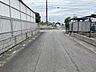 外観：幅員の狭い道ですが、車通りの少ない住宅街に立地してます。 