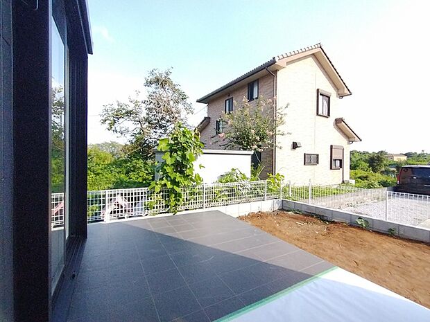 前面の住まいとの距離感があるから、圧迫感を感じません。
