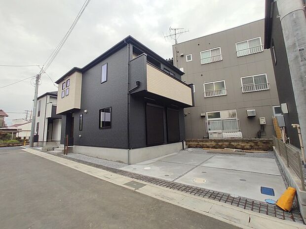 住民の方が主に利用する交通量少なめの道路に面してます。