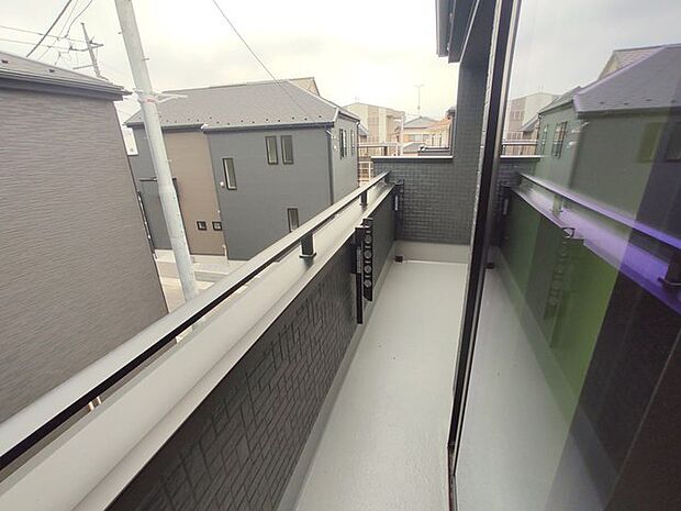 南向きバルコニーでお洗濯ものはいつもカラッと乾きます。