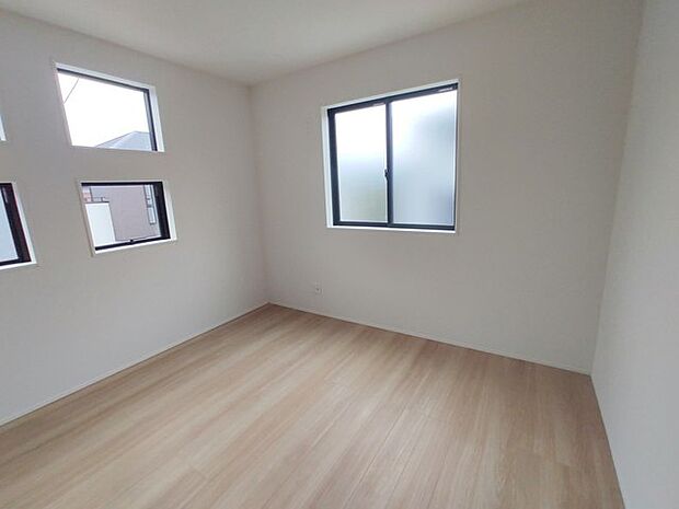 今からここを誰のお部屋にしようか、そんな洋室。大きさは6.06帖です。