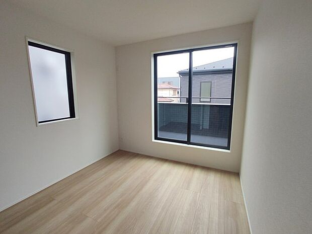 今からここを誰のお部屋にしようか、そんな洋室。大きさは5.75帖です。
