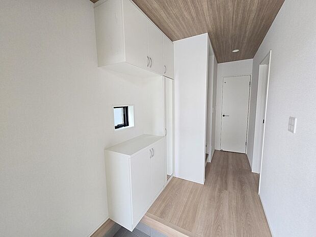 シンプルなデザインの玄関収納。 