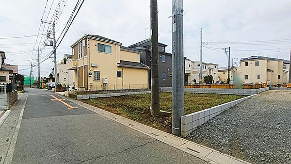 幅員の狭い道ですが、車通りの少ない住宅街に立地してます。