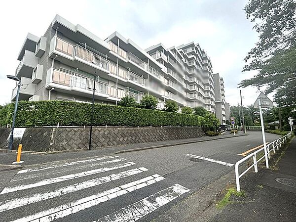 落ち着いた色味と整ったフォルムが街並みに美しく調和しています。
