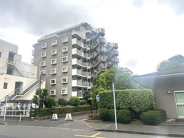 タイル張りの荘厳な外観は、マンションならでは。