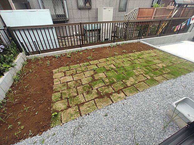 ベッドタウンにスタンダードなサイズのお庭付き。