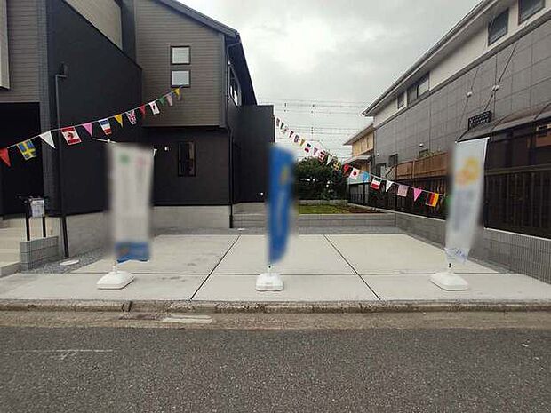 並列3台駐車可能な、ゆとりのカースペースがここに。 