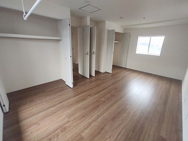 将来は間仕切りで。洋間二部屋分に対応可能な洋室。