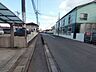 外観：前面道路は歩道も整備され、小さなお子様にも安心です。 