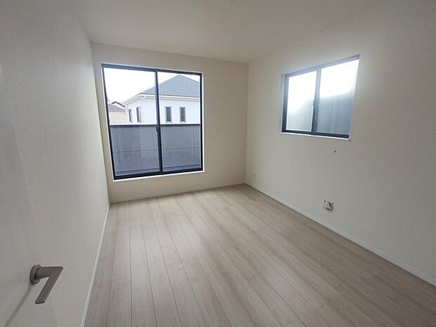 住宅街の2階南向きのお部屋、日当たりはご覧のとおり良好です。