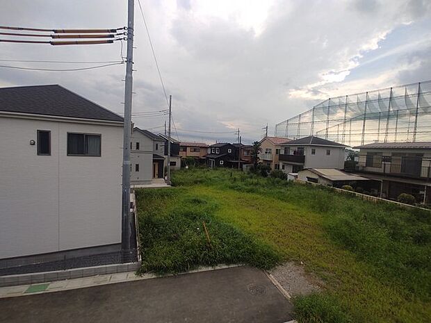 ゆったりとした緑地の多い立地ならでは！緑に包まれた環境です。 