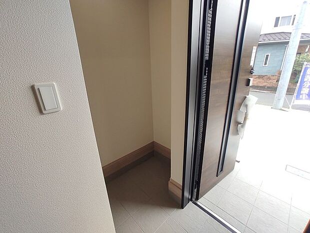 玄関横にシューズインクローク付き、雨具や三輪車を置いても余裕の広さ。