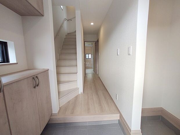 新築の木の匂いのする室内。写真では伝わらないので、ぜひ現地でお確かめください。