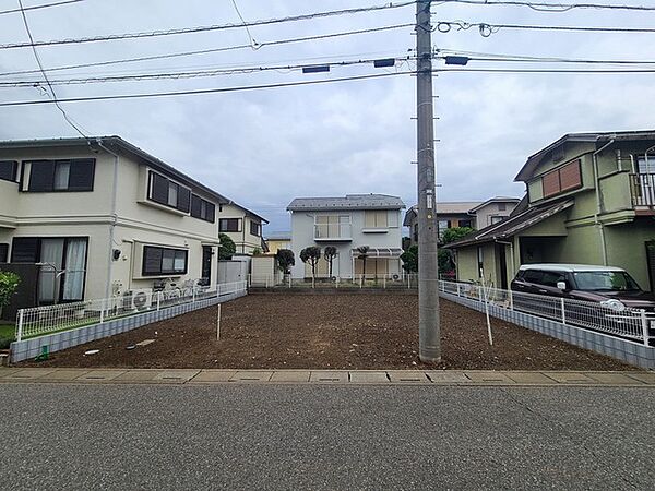閑静な住宅街の一角に位置し、住まいの設計を自由に思い描ける落ち着いた土地の表情です。