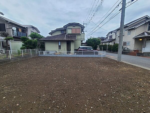 穏やかな住宅街に溶け込む、ゆとりある広さを備えた落ち着きのある区画です。