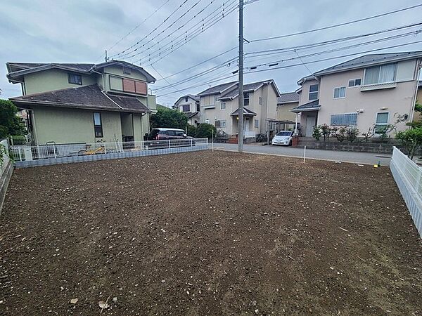 穏やかな空気が流れる住宅街に位置し、理想の住まいを形にするための広々とした余白が広がっています。