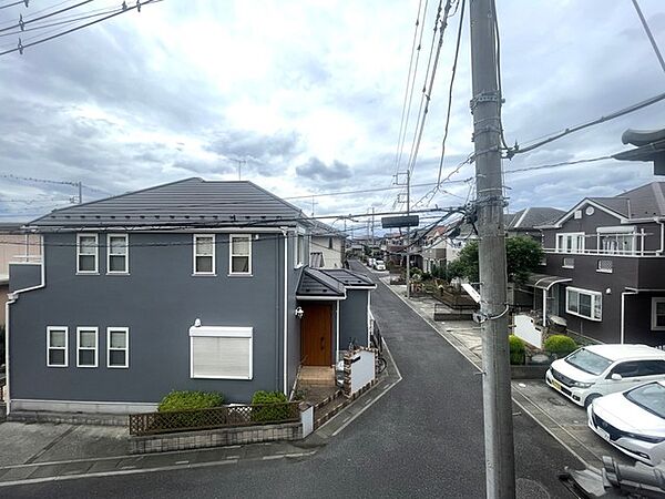 落ち着いた色調の建物が並ぶ、穏やかな時間が流れる住宅街の風景です。周囲と調和する静かな佇まいが、日々の暮らしに心地よい安らぎをもたらしてくれることでしょう。
