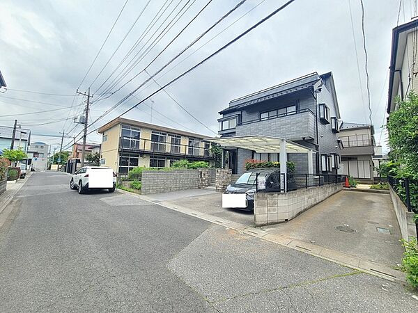 落ち着いた街並みに溶け込む、端正な佇まいと心地よいプライベート感を備えた住まいです。