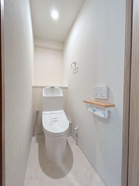 ウォシュレット機能付き。憩いの場としてひそかに注目度の高いお手洗いにもご注目ください。