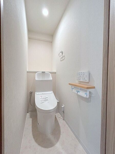 ウォシュレット機能付き。憩いの場としてひそかに注目度の高いお手洗いにもご注目ください。