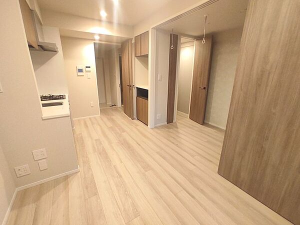木目の風合いが心地よい、ナチュラルな色味で統一された室内。穏やかな時間が流れる落ち着いた空間です。