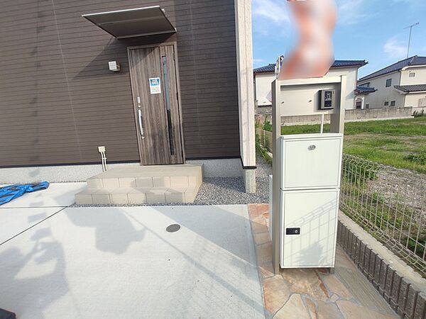 この扉を開けると、新築の木の匂いが待ってます。