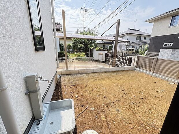 広々とした南庭は、太陽の下のリビングかもしれません。