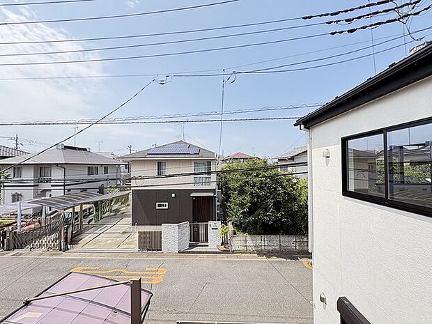 前面の住まいとの距離感があるから、圧迫感を感じません。