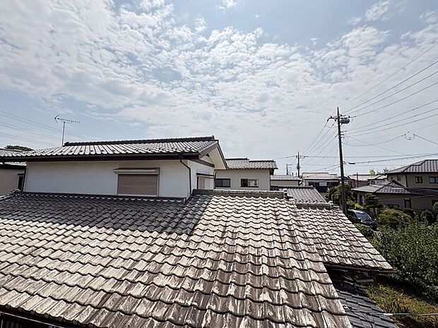 主に二階建てが中心の住宅街。近隣の屋根を高さを見ても、こちらの家と同じくらい。