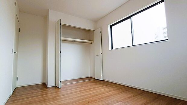 今からここを誰のお部屋にしようか、そんな洋室。 