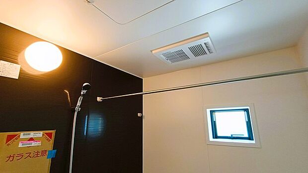 空気もこもらず、いつもクリーンな浴室乾燥機付。 