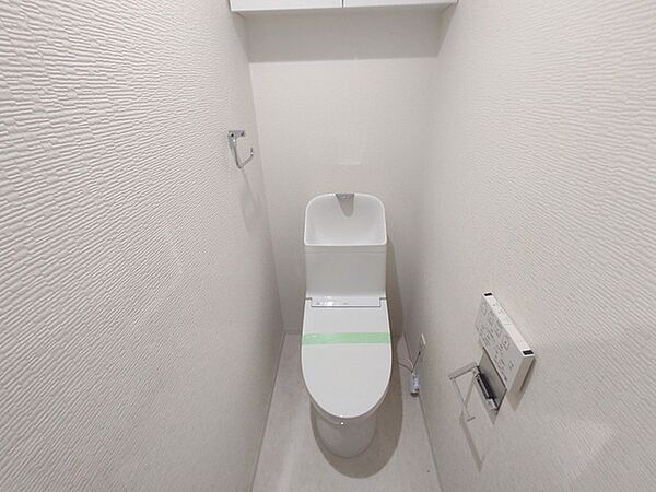ウォシュレット機能付き。憩いの場としてひそかに注目度の高いお手洗いにもご注目ください。