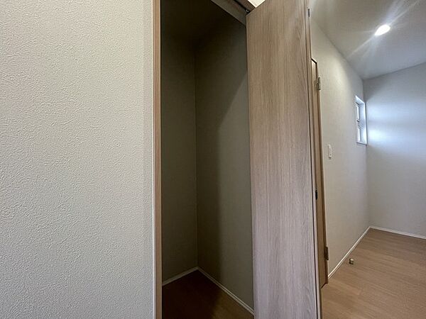 日々の暮らしを整える、ゆとりある廊下収納。住まいの印象をすっきりと保ちつつ、生活感を自然に隠してくれる機能美が、心地よい空間づくりをサポートします