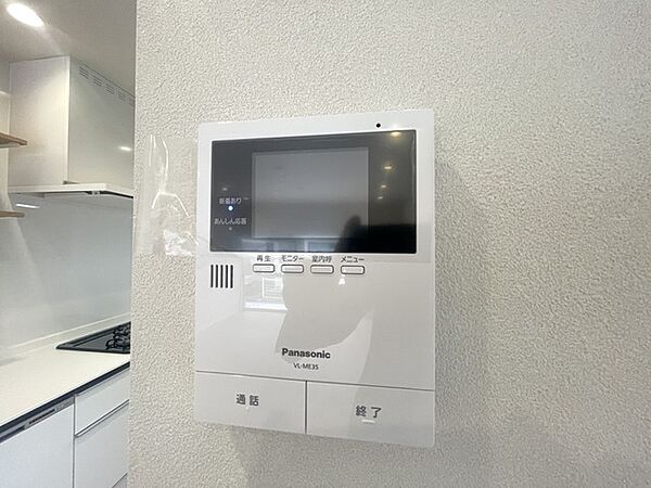 来訪者の姿を事前に確認できるTVモニタ付きインターホンが設置されており、日々の暮らしに安心感をもたらす心強い仕様となっています