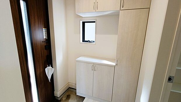 玄関を開けたらシューズボックス、使いやすい配置です。