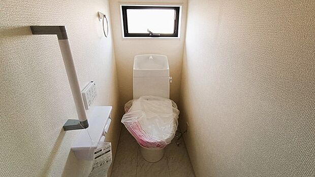 ウォシュレット機能付き。憩いの場としてひそかに注目度の高いお手洗いにもご注目ください。