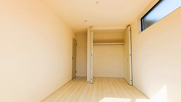 今からここを誰のお部屋にしようか、そんな洋室。