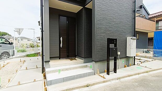 ポーチのついた新築分譲物件。玄関の印象はいかがでしょうか?入口からご覧ください。