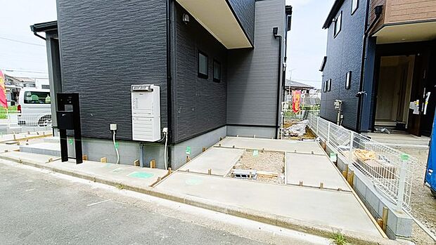 セカンドカーにも便利、駐車2台可の敷地。