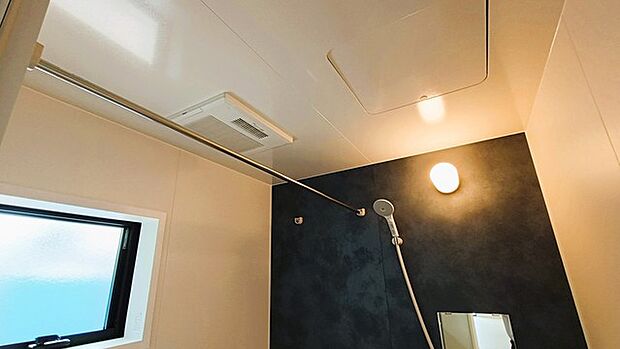 バスユニット1坪タイプ、浴室乾燥機、手すり付き。