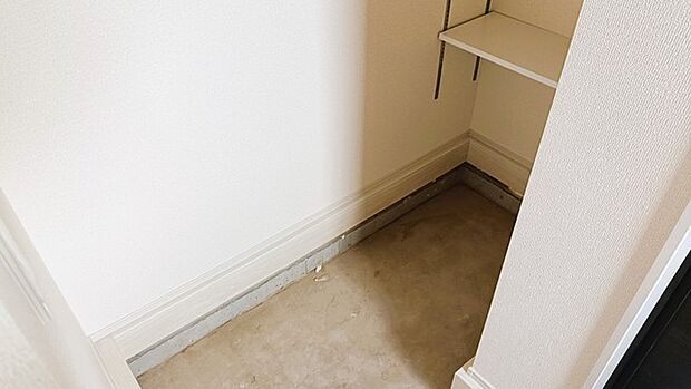 玄関横にシューズインクローク付き、雨具や三輪車を置いても余裕の広さ。