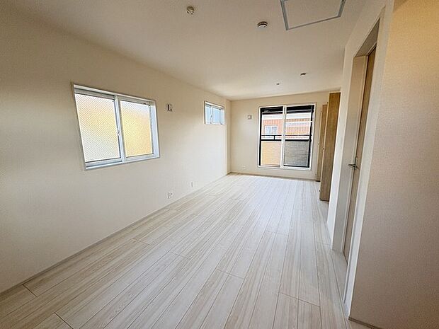 将来的には間仕切りして2部屋に変更可能な洋間。成長に合わせた間取り変更が可能なタイプ。