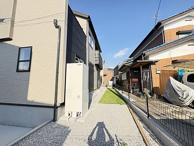 小さなお庭はメンテナンスが楽でちょうど良いかも知れませんね。