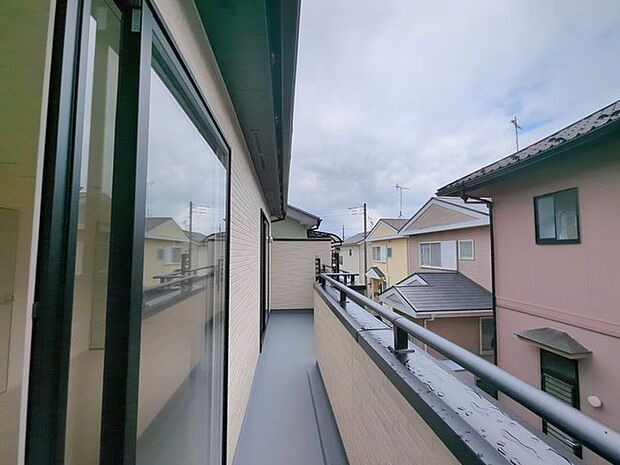 南向きバルコニーでお洗濯ものはいつもカラッと乾きます。 