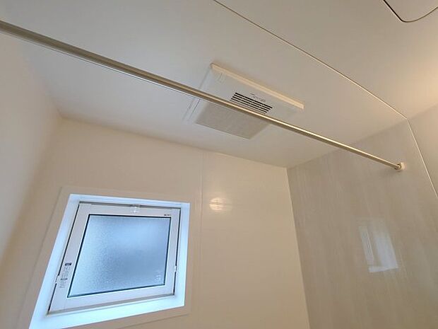 空気もこもらず、いつもクリーンな浴室乾燥機付。 